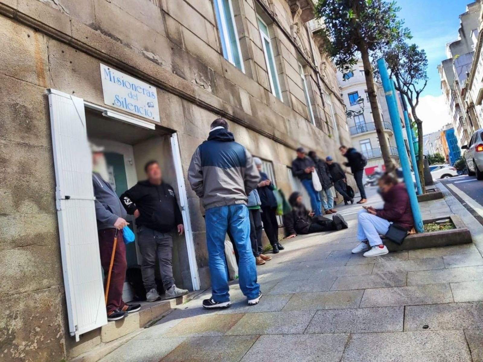 Colas ayer a la entrada del comedor de Misioneras del Silencio, por la calle Cervantes.
