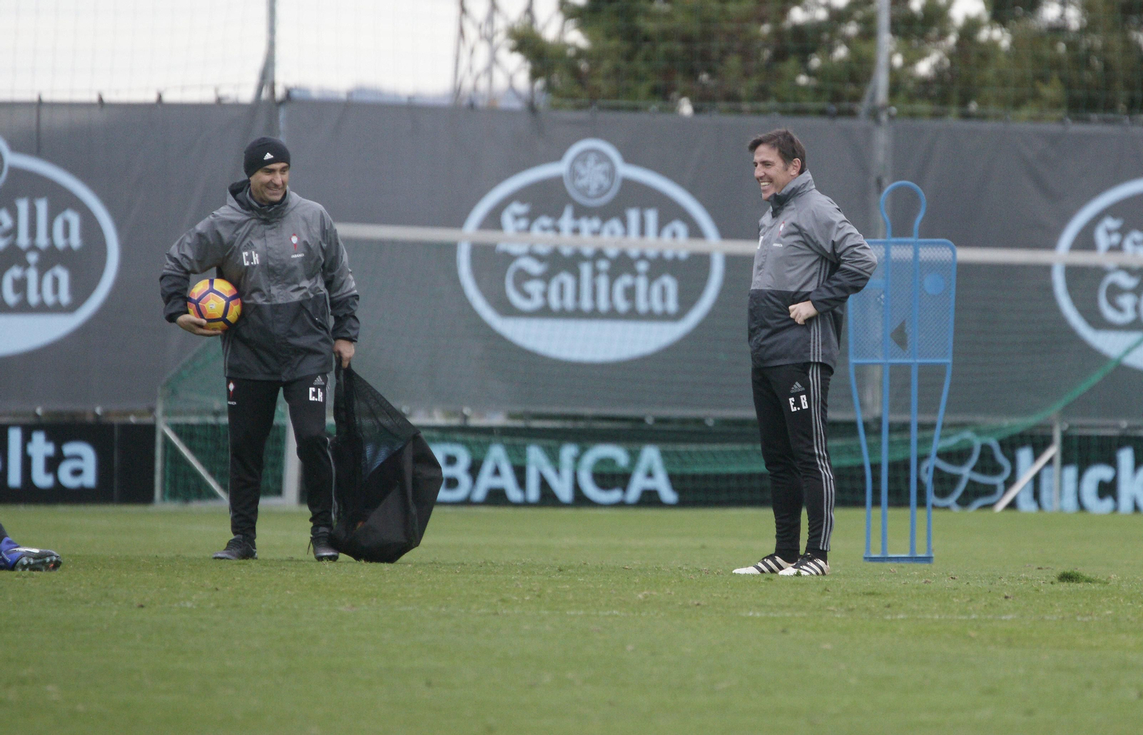 El preparador de porteros, Carlos Kisluk, y el entrenador del Celta, Eduardo Berizzo, ayer en A Madroa.