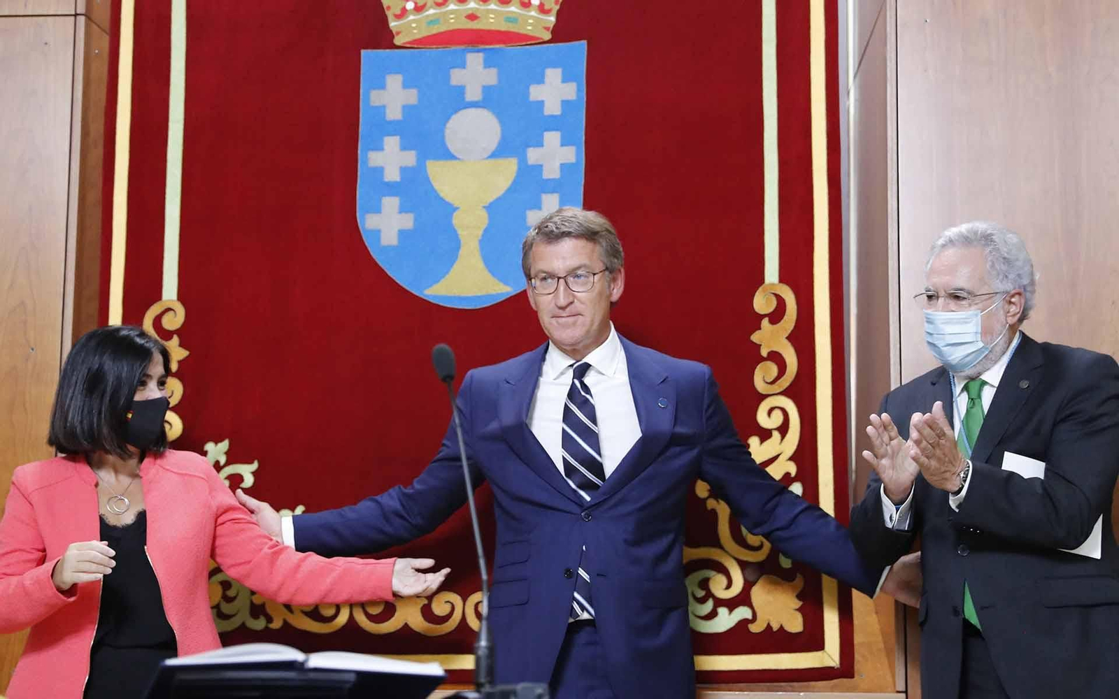 El presidente de la Xunta, Alberto Núñez Feijóo, tras jurar su cargo en presencia de la ministra de Política Territorial Carolina Darias, y del presidente del parlamento, Miguel Santalices. EFE/Lavandeira jr