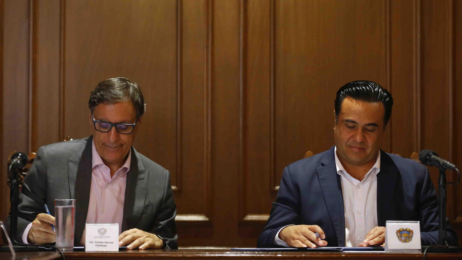 El alcalde de Salamanca y presidente del Grupo de Ciudades Patrimonio de la Humanidad de España, Carlos García Carbayo (i), y el alcalde de Querétaro y vicepresidente de la Asociación Nacional de Ciudades Mexicanas Patrimonio Mundial, Luis Nava, firman la declaración de intenciones para reanudar el acuerdo de colaboración entre las ciudades patrimonio de la humanidad por la UNESCO. EFE/ Francisco Guasco