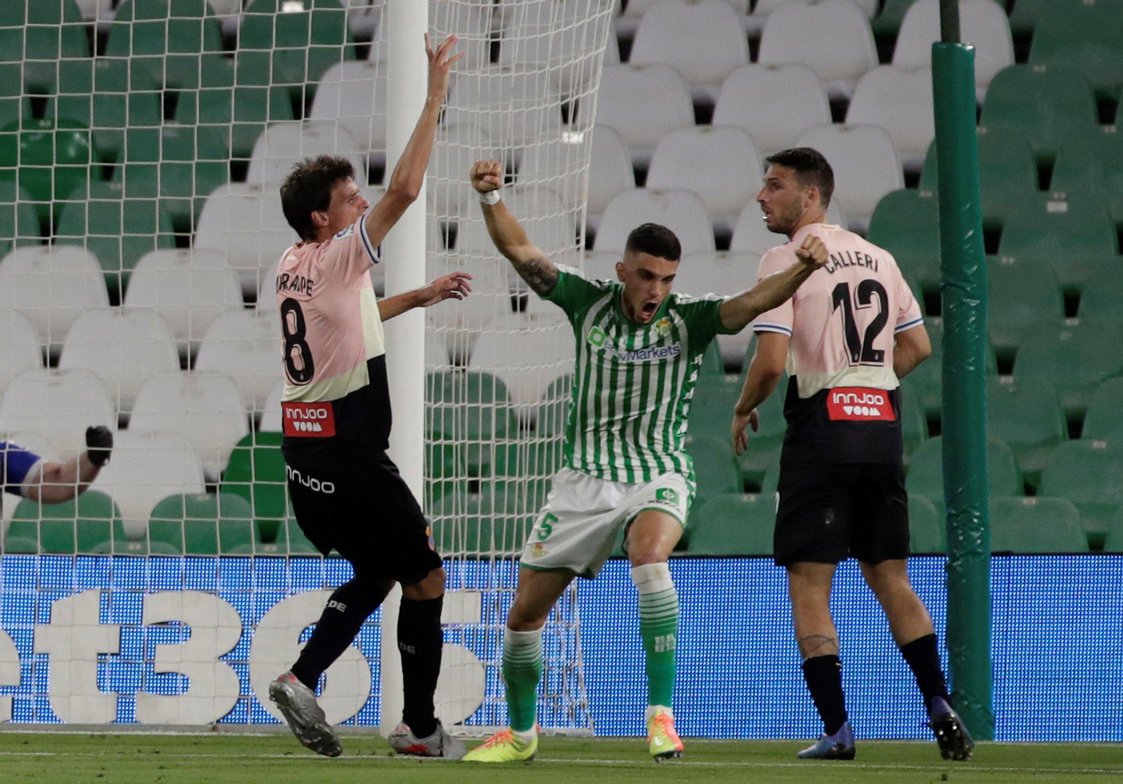 Bartra celebra el tanto que dio los tres puntos al Betis.