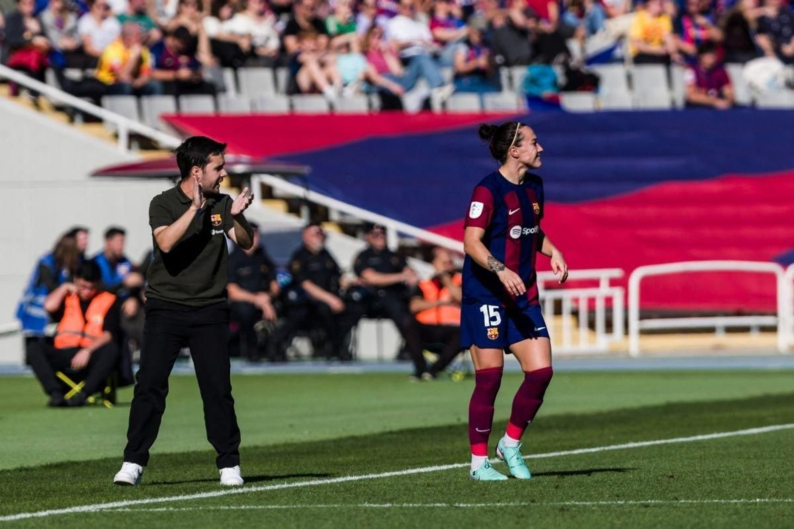 El técnico vigués Jonatan Giráldez, en un partido con el Barça.