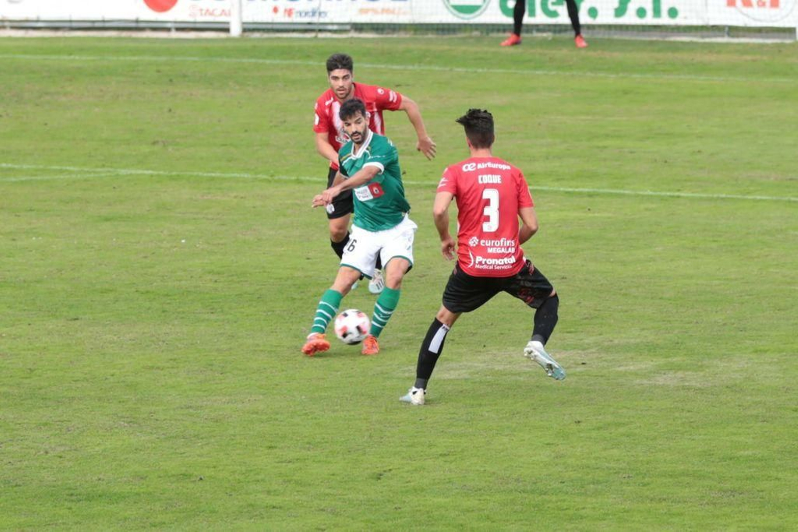 Chevi ejecuta un pase en el partido del Coruxo ante el Zamora que abrió la temporada en O Vao.