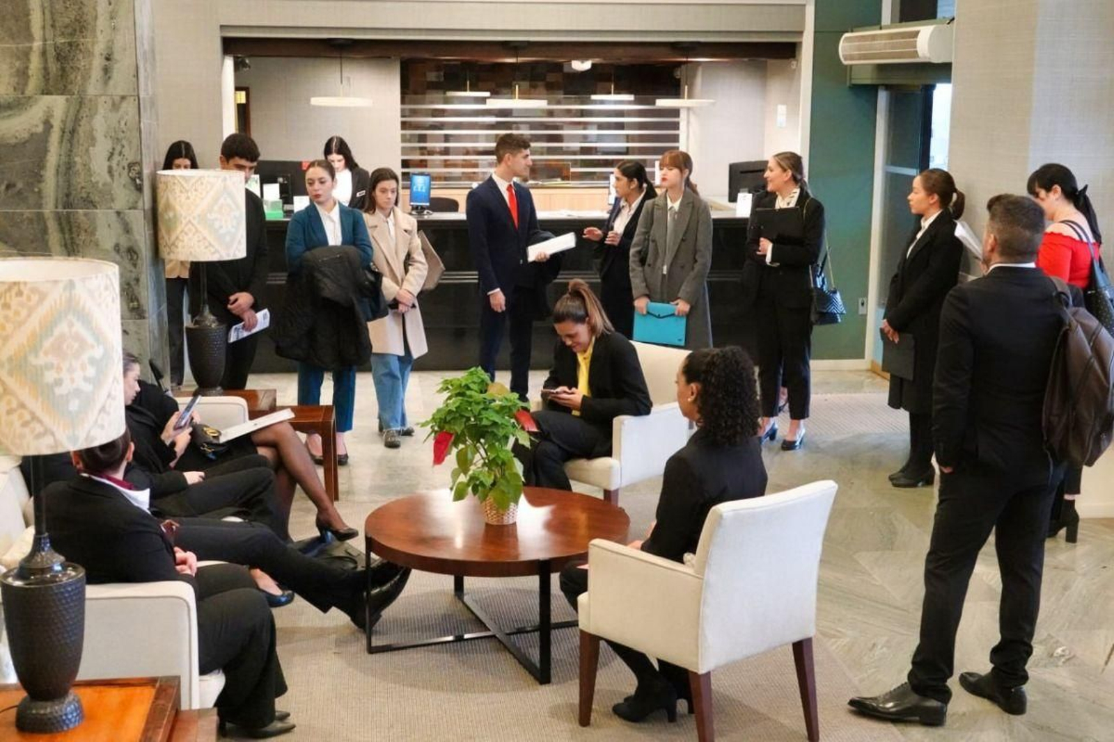 La espera de los aspirantes, eterna para muchos, sirvió también para entablar conversaciones entre ellos.