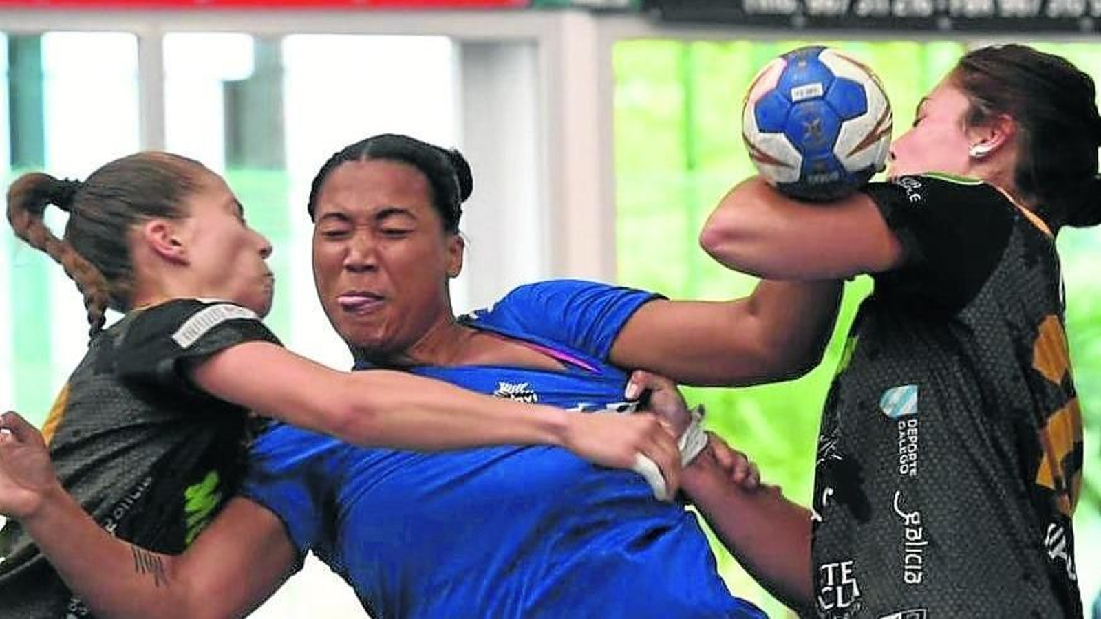 El Atlético Guardés trató de imponer su defensa en la pista leonesa.