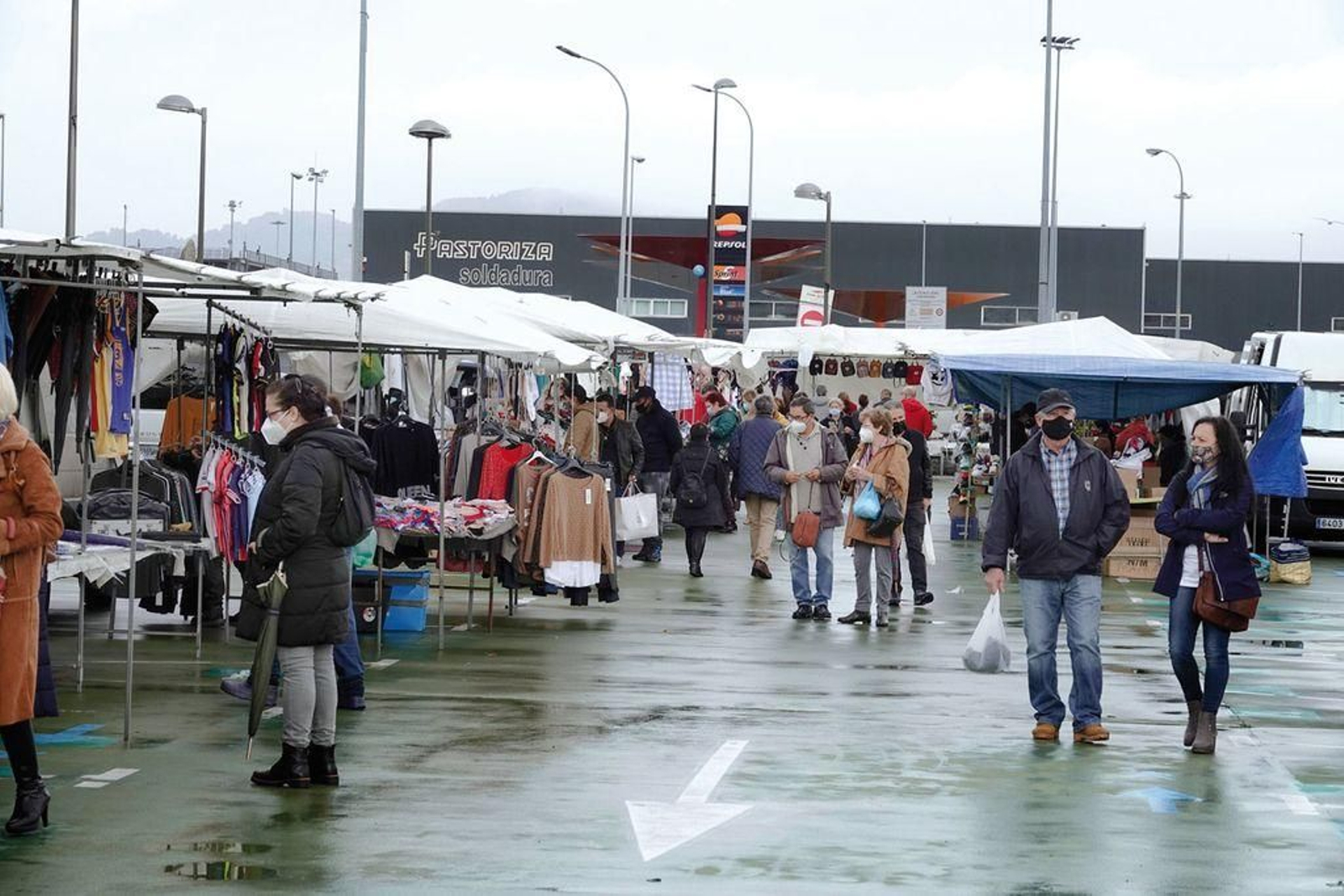 El mercadillo de Bouzas resiste a la lluvia y al covid