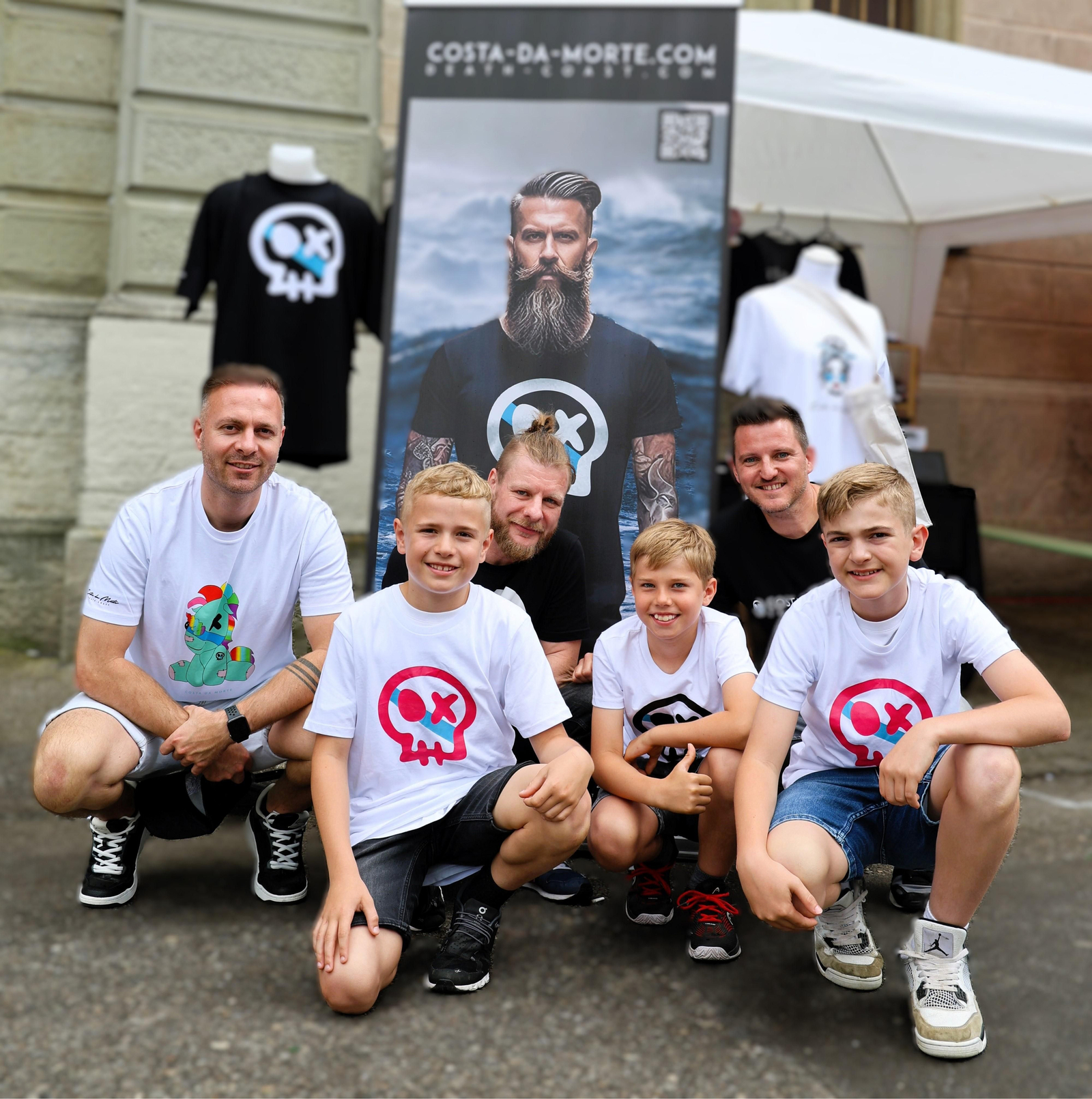 Costadamorte.com y en el centro de la imagen su creador, Martín Caamaño