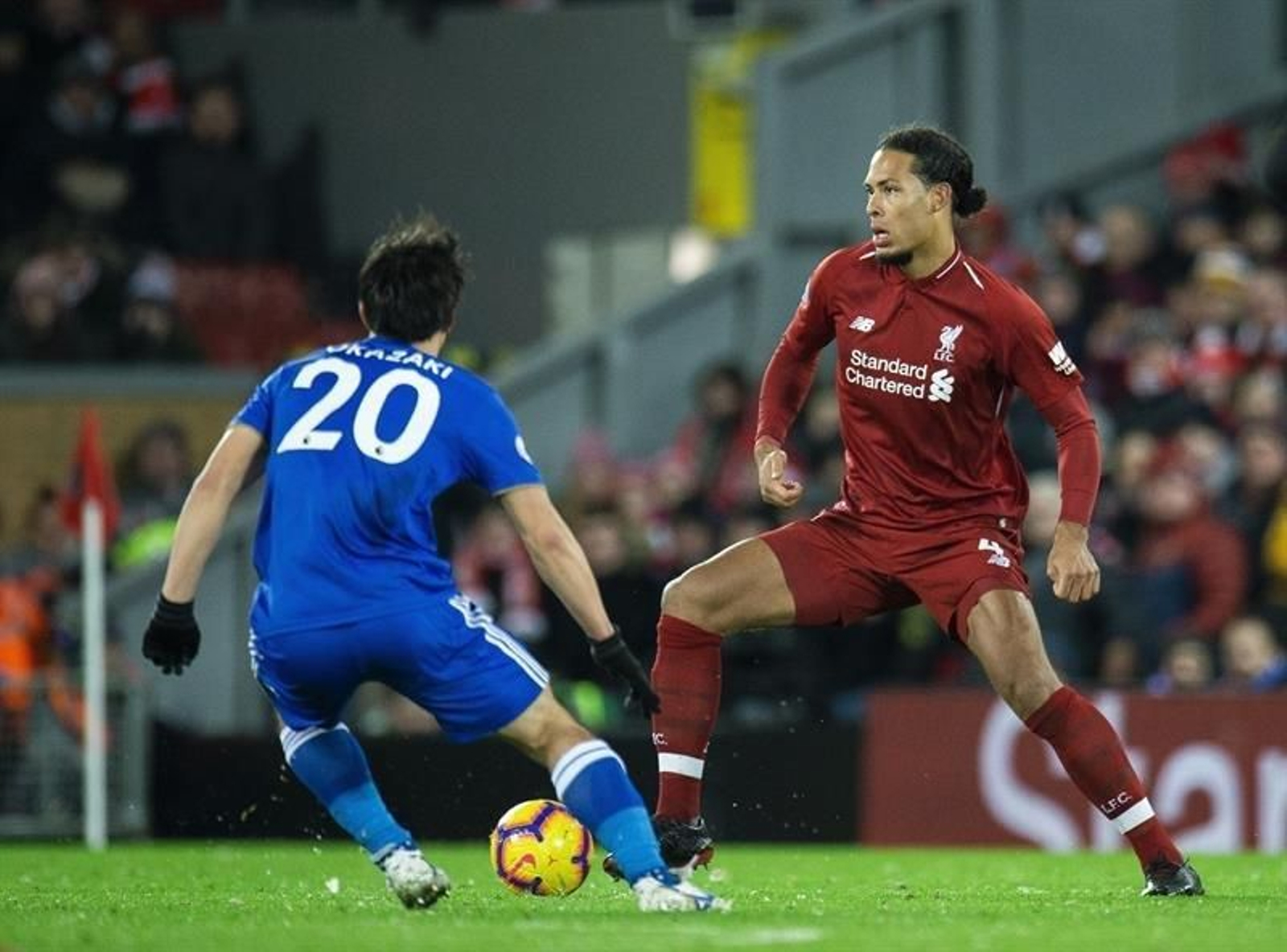 Shinji Okazaki (i) de Leicester City en acción con Virgil Van Dyke(d) de Liverpool