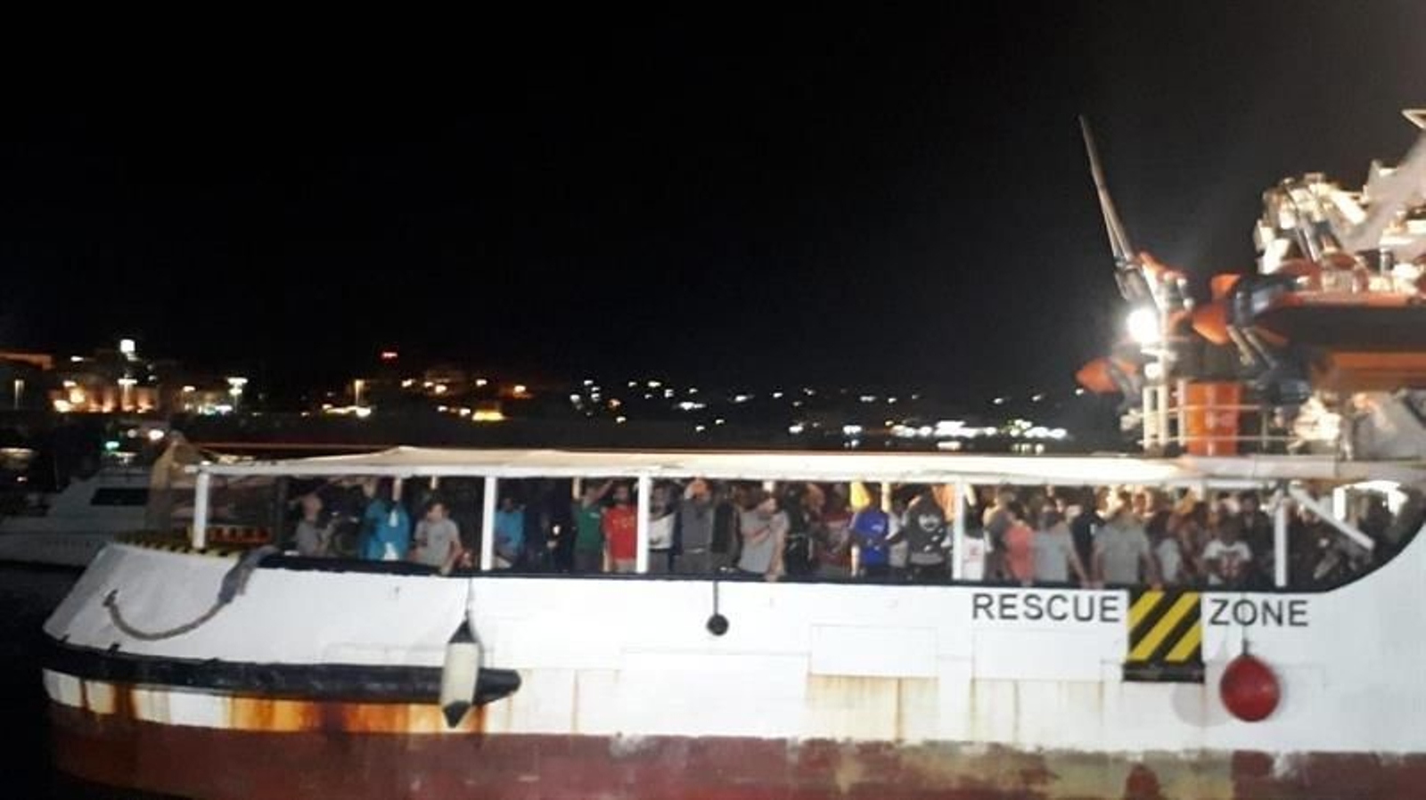 El barco humanitario español 'Open Arms', con migrantes a bordo, llega a la isla de Lampedusa
