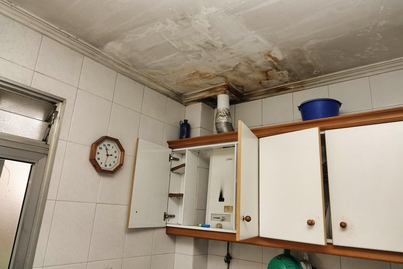 Las goteras en la vivienda de la calle Aragón (2)