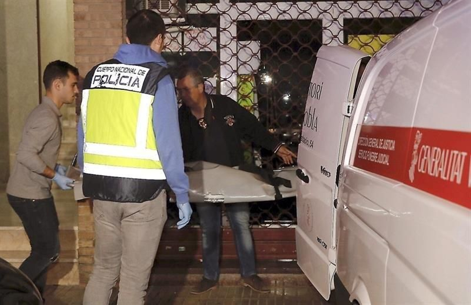 Efectivos de los servisios funerarios trasladan los restos mortales de la niña de dos años