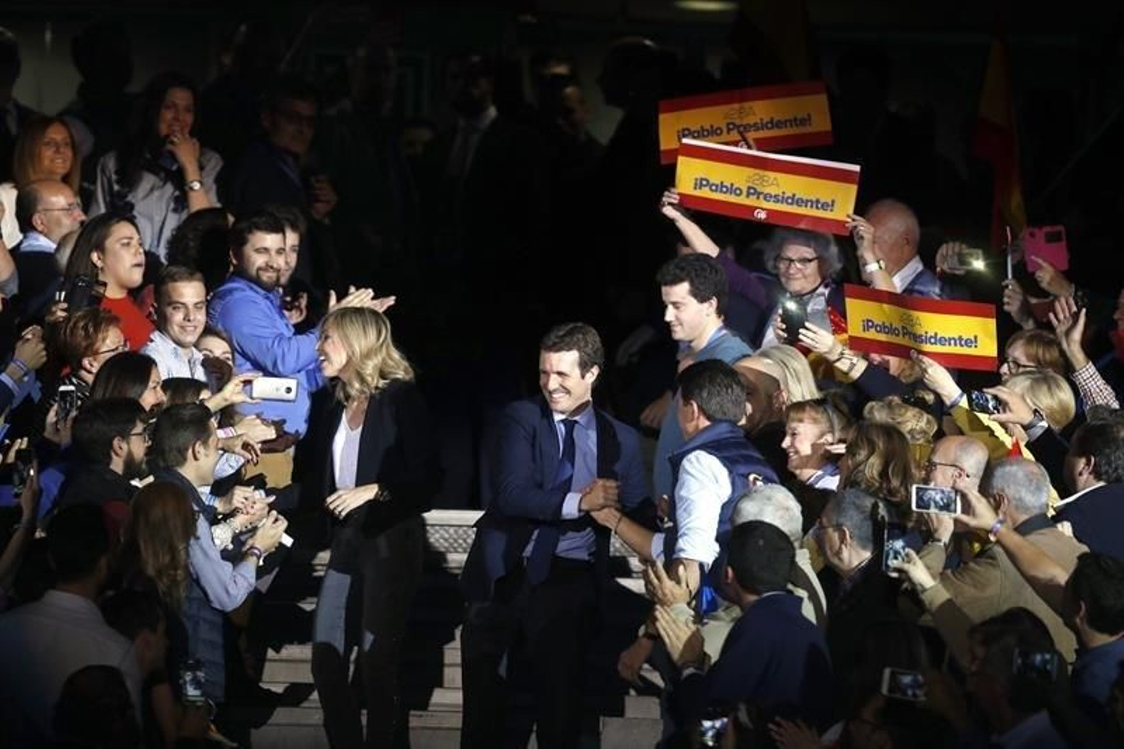 Pablo Casado con su esposa en el  Wizink Center de Madrid