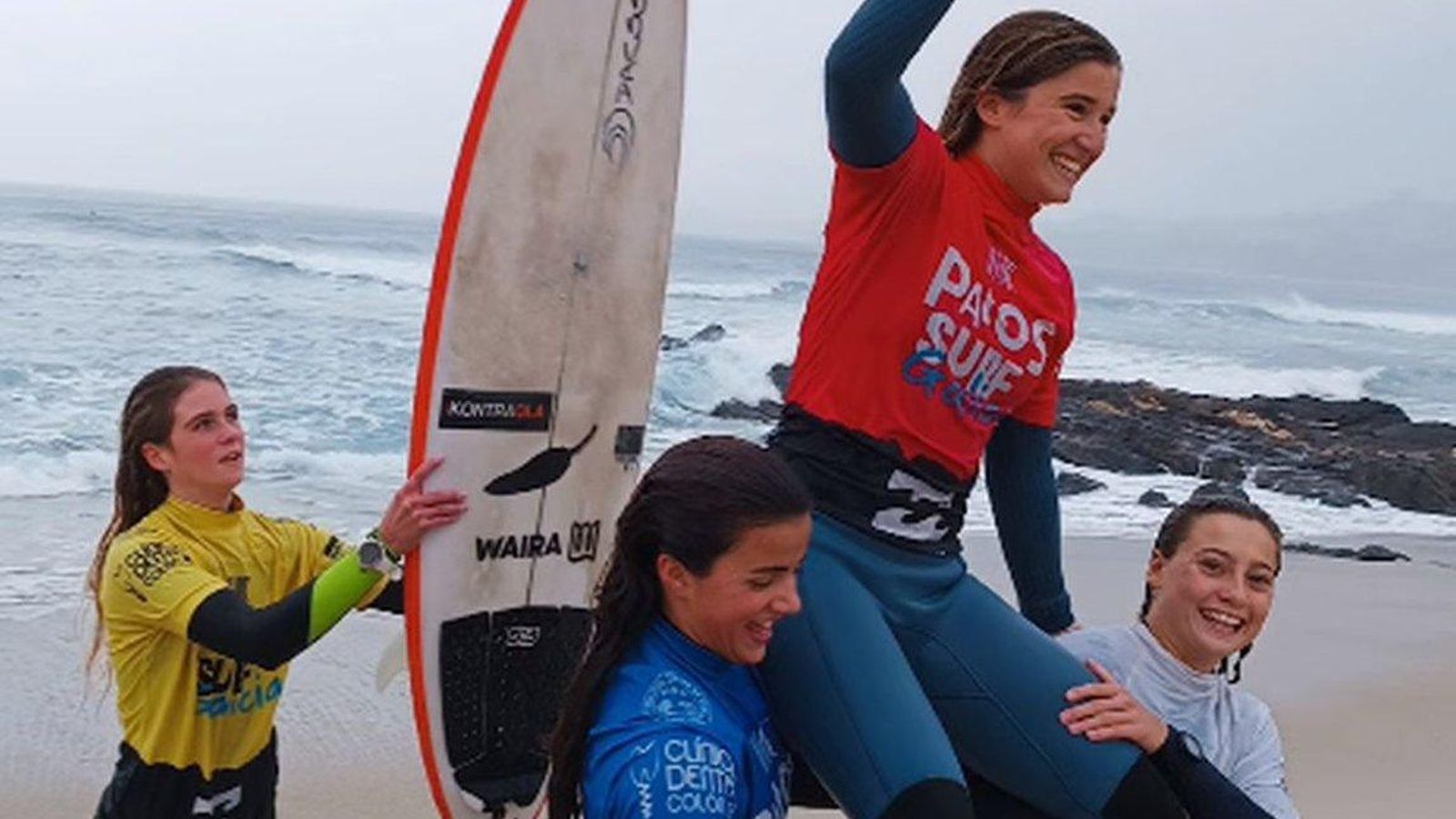 La local Daniela Alonso, aupada por sus rivales al término de la final.