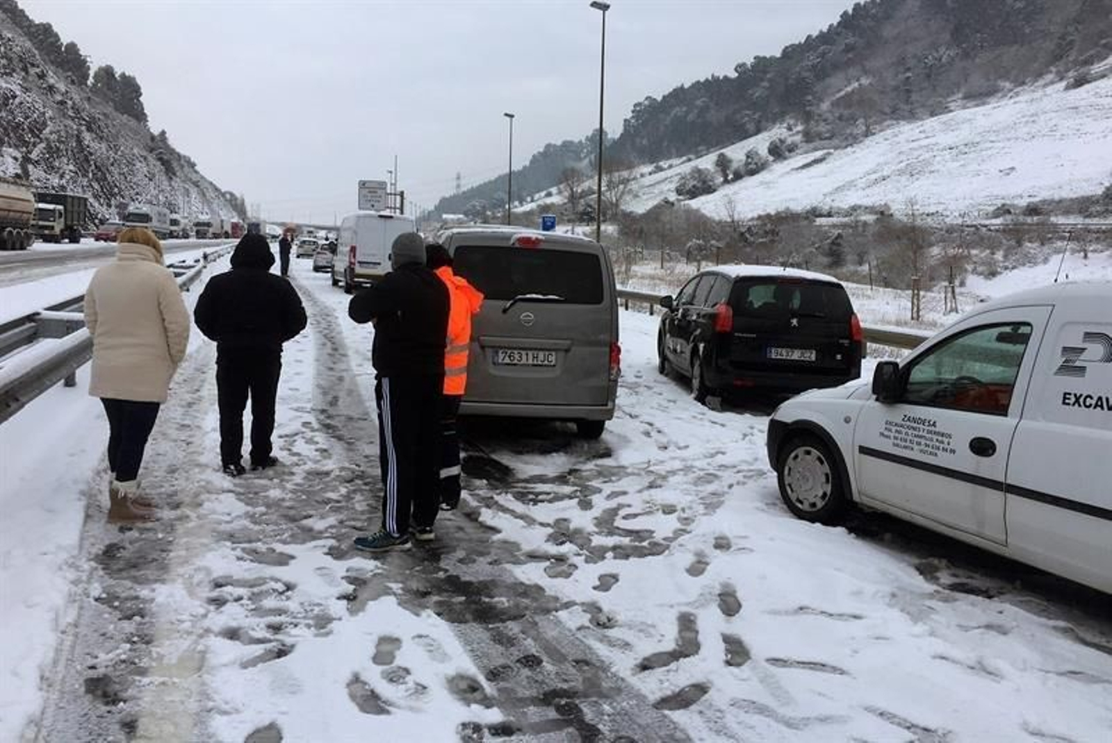 La nieve está causando dificultades en la autovía A-8, que registra retenciones en varios tramos y está cortada entre Castro Urdiales y Allendelagua