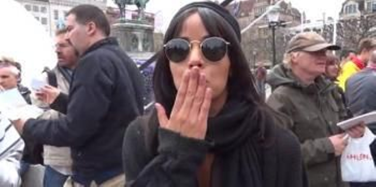 Raquel del Rosario saludando a los lectores de La Región.