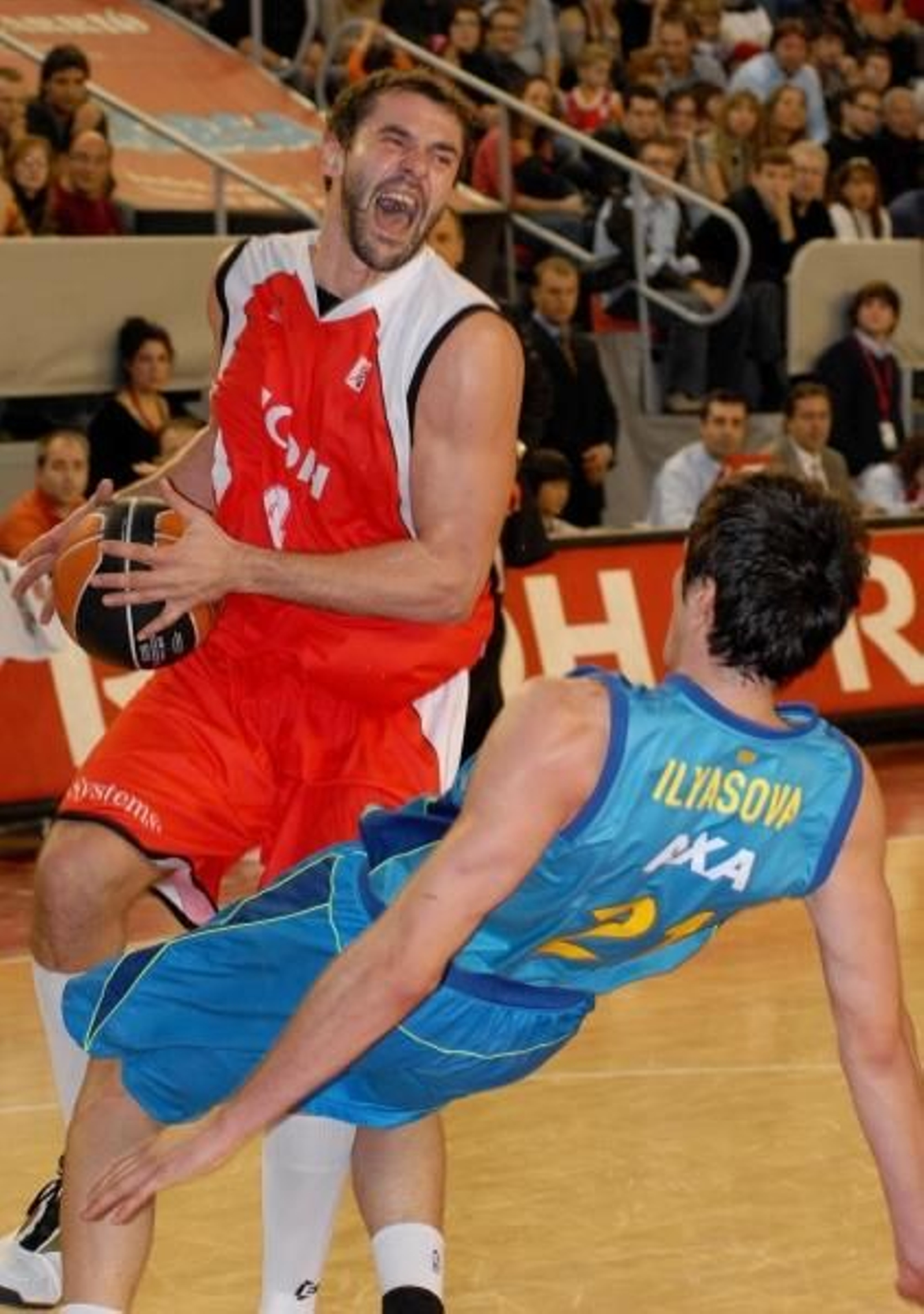 El escolta del Manres, Jordi Grimau (a la izquierda) supera el bloqueo del jugador turco del Barcelona, Ersan Ilyasora.