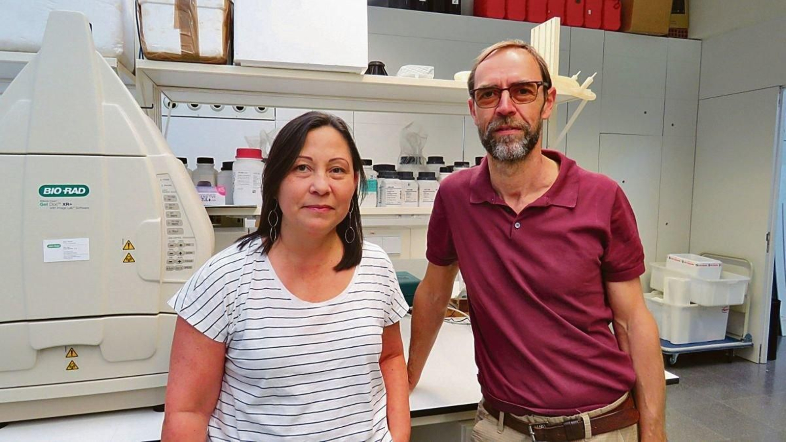 Cynthia Gómez y Ricardo Beiras, dos de los cuatro miembros de Ecolabo Plus, en su laboratorio.