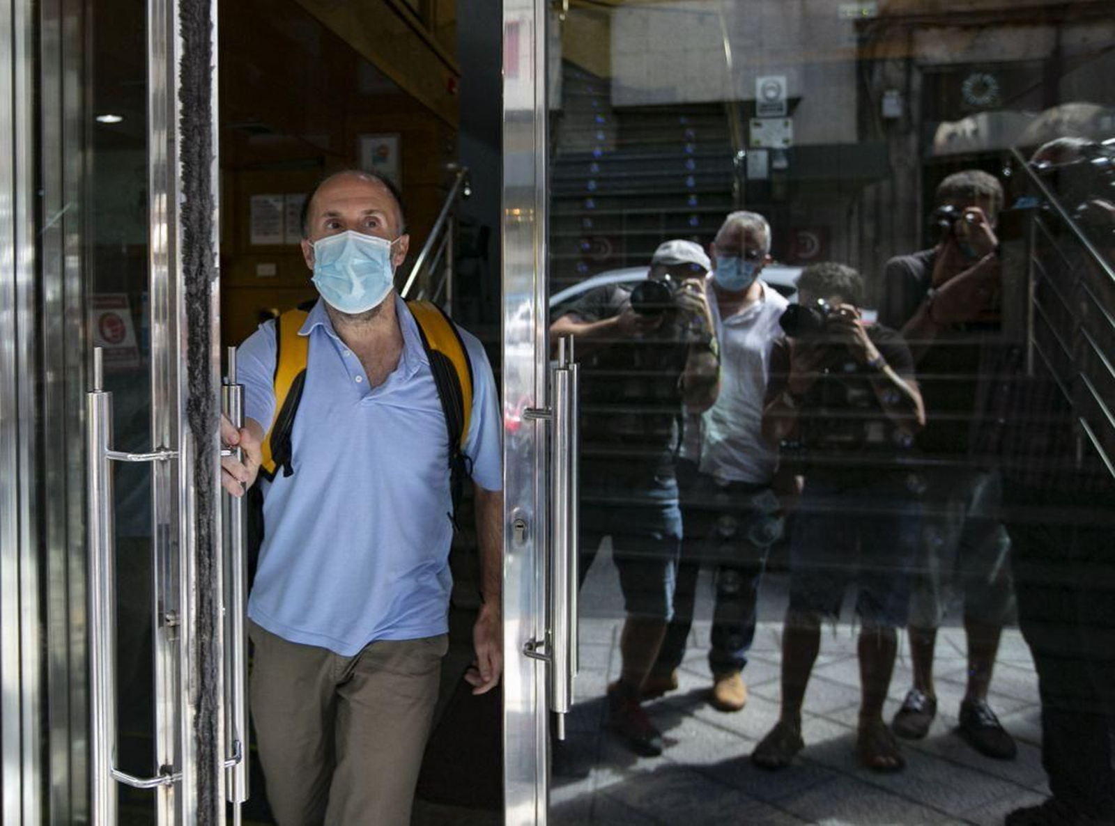 Gonzalo Pérez Jácome abandona el hotel tras la reunión con sus concejales.