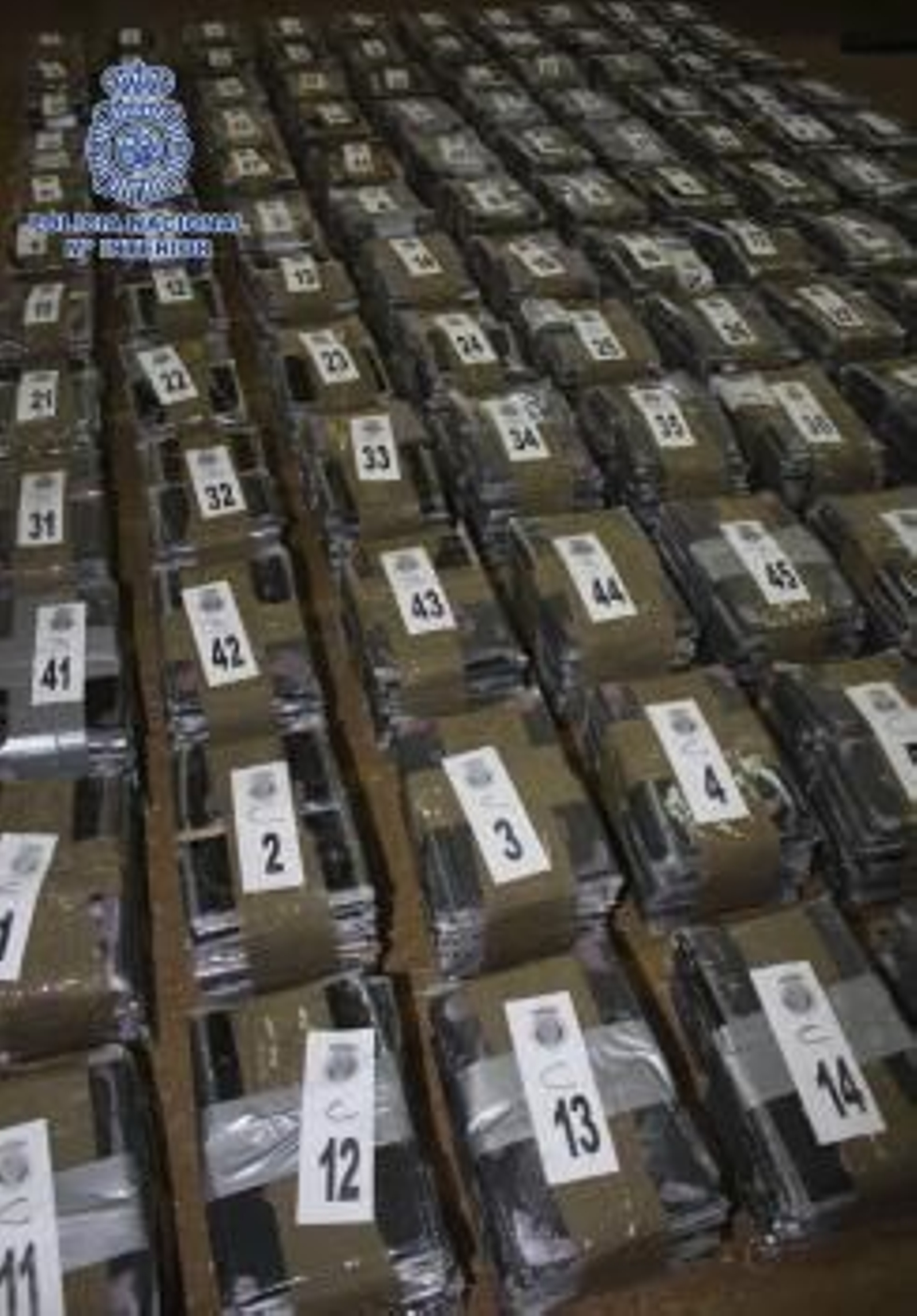Fotografía facilitada por la Policía Nacional de los casi 165 kilos de cocaína intervenida tras la desarticulación de una red de narcotraficantes que operaba en toda España.