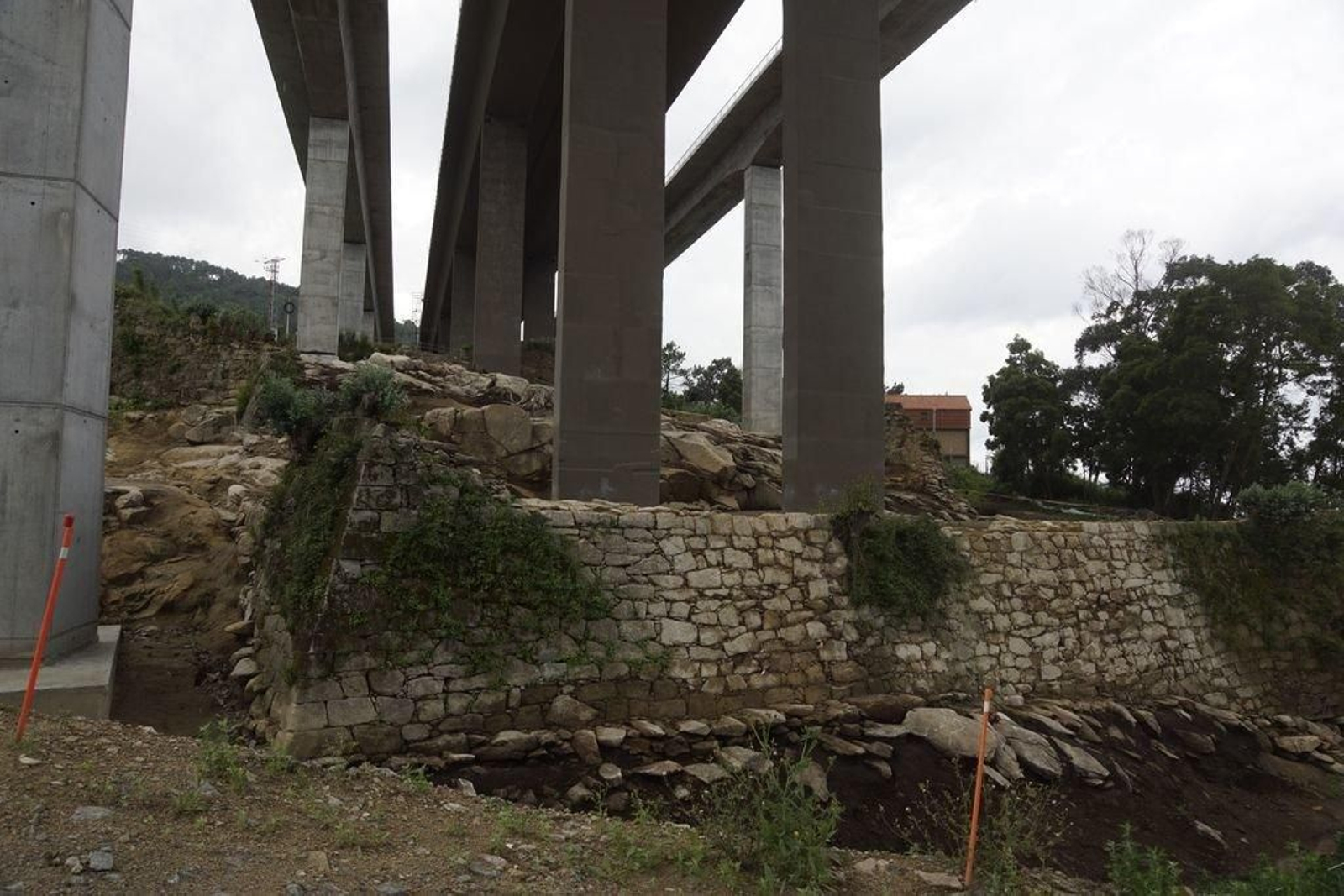 Los restos del castillo, bajo los pilares de Rande.