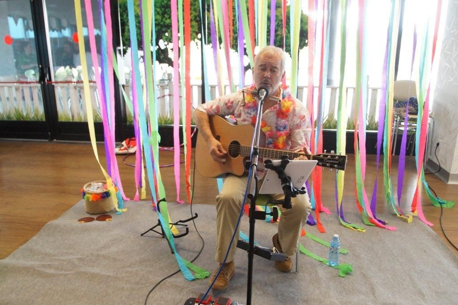 Fiesta hawaiana en el hospital Alvaro Cunqueiro Foto  Vicente Alonso 13