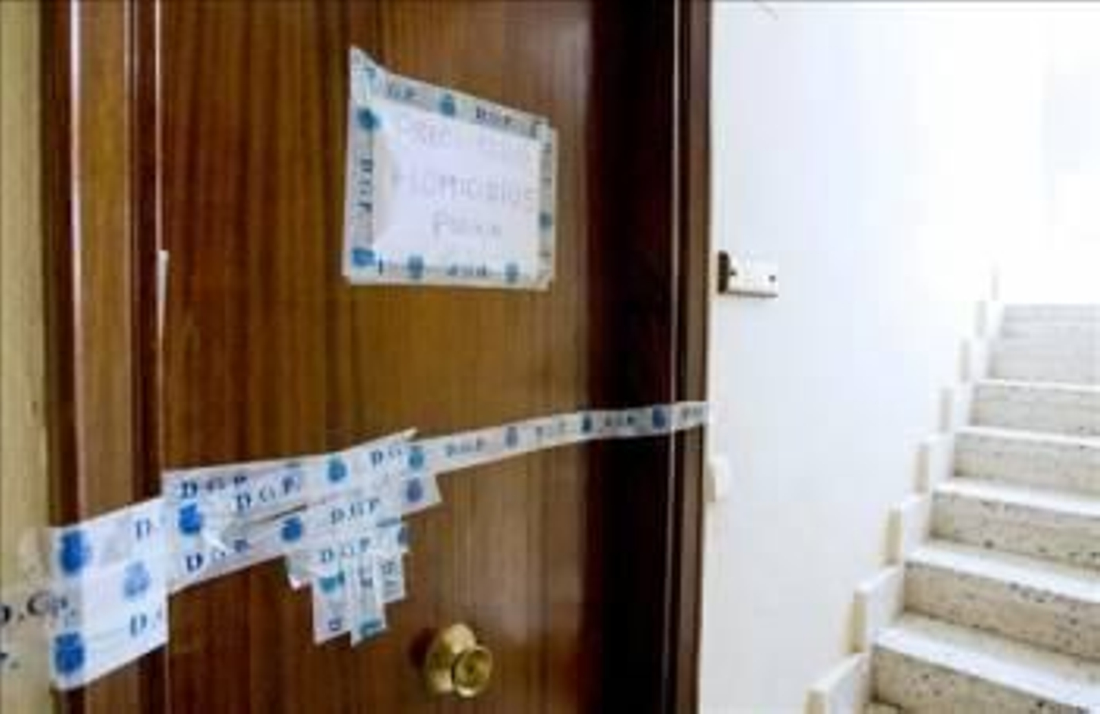 Acceso a la vivienda de la calle Álvaro Bazán de Zaragoza, que se encuentra precintada, donde fueron encontrados los cadáveres de un matrimonio de República Dominicana y una niña de cuatro meses. (Foto: JAVIER CEBOLLADA)