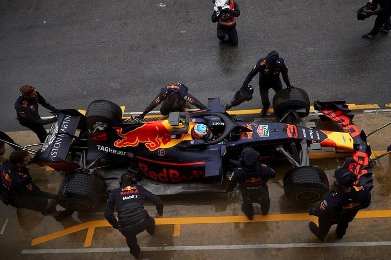 El piloto australiano de Fórmula 1, Daniel Ricciardo, del equipo Red Bull, durante la tercera sesión de entrenamientos libres realizados hoy en el Circuito de Cataluña en Montmeló