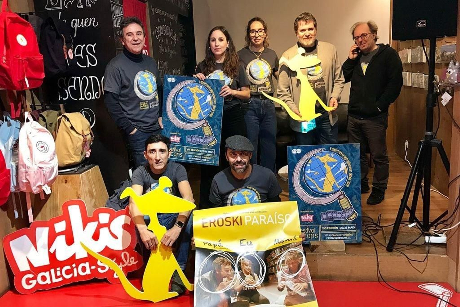 Pato con los directores y actores, ayer en Santiago.