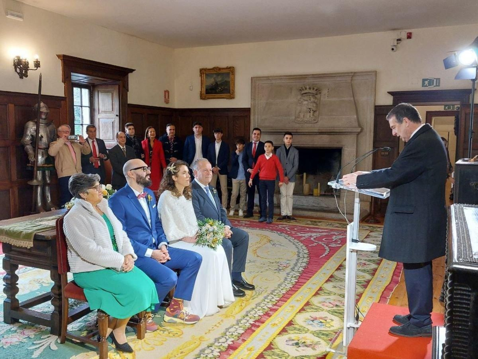 La boda de Brais y Rosalía en el Pazo Quiñones de León, oficiada por el alcalde.