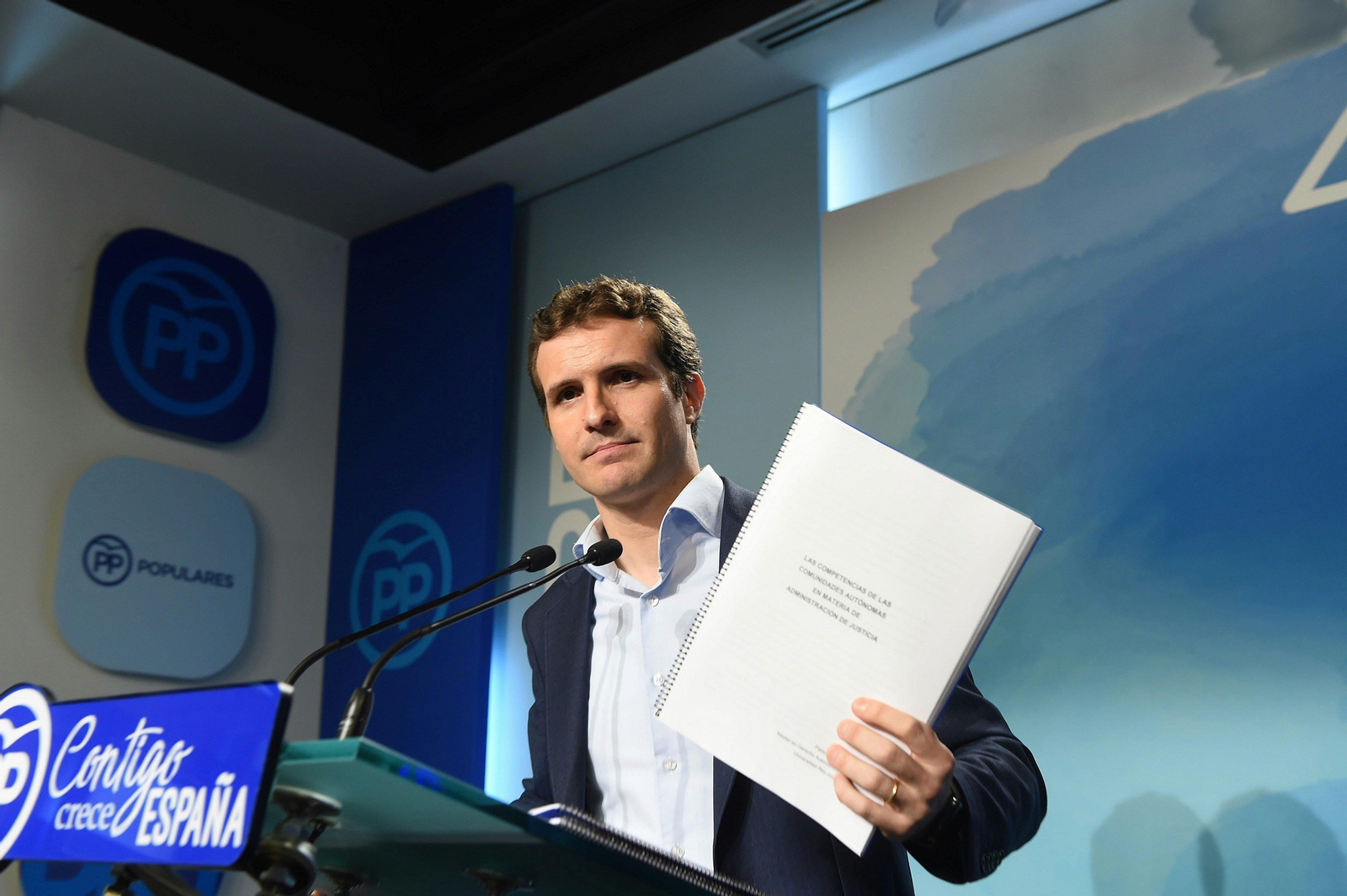 Pablo Casado, mostrando en rueda de prensa documentación sobre su máster.