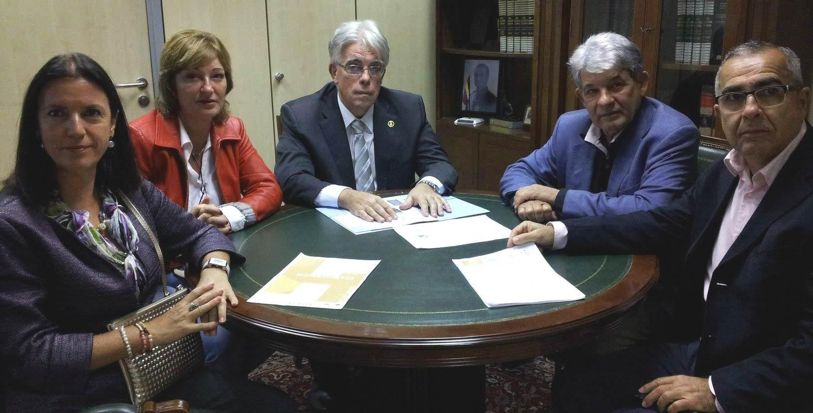 El presidente de la Cámara de Comercio de Tenerife con organizadores del Congreso.