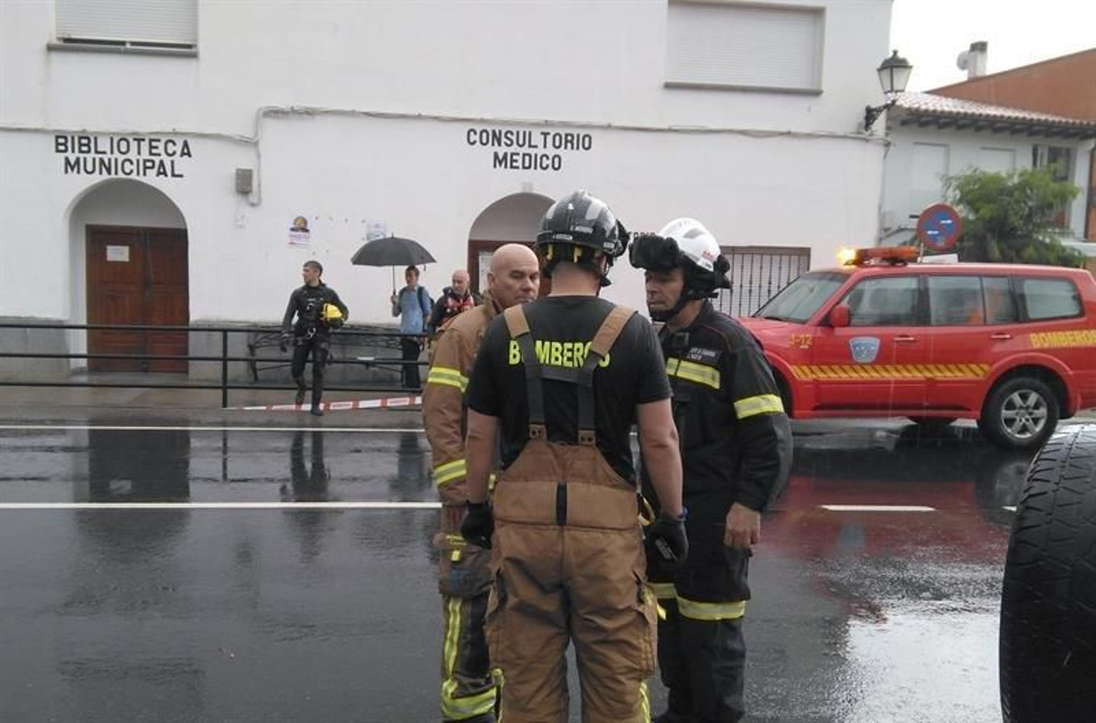 Efectivos de Bomberos, junto al centro médico de Jerte