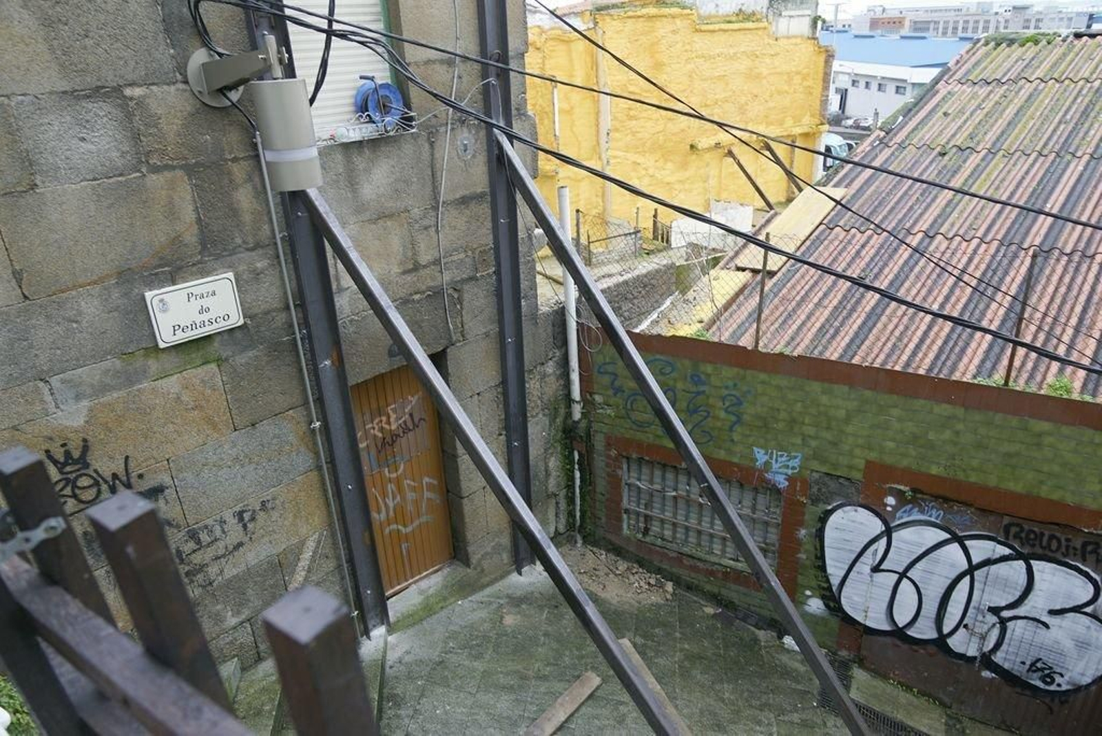 Finalmente, la vivienda no fue demolida ayer, aunque los operarios apuntalaron la fachada lateral de la casa colindante por precaución. n