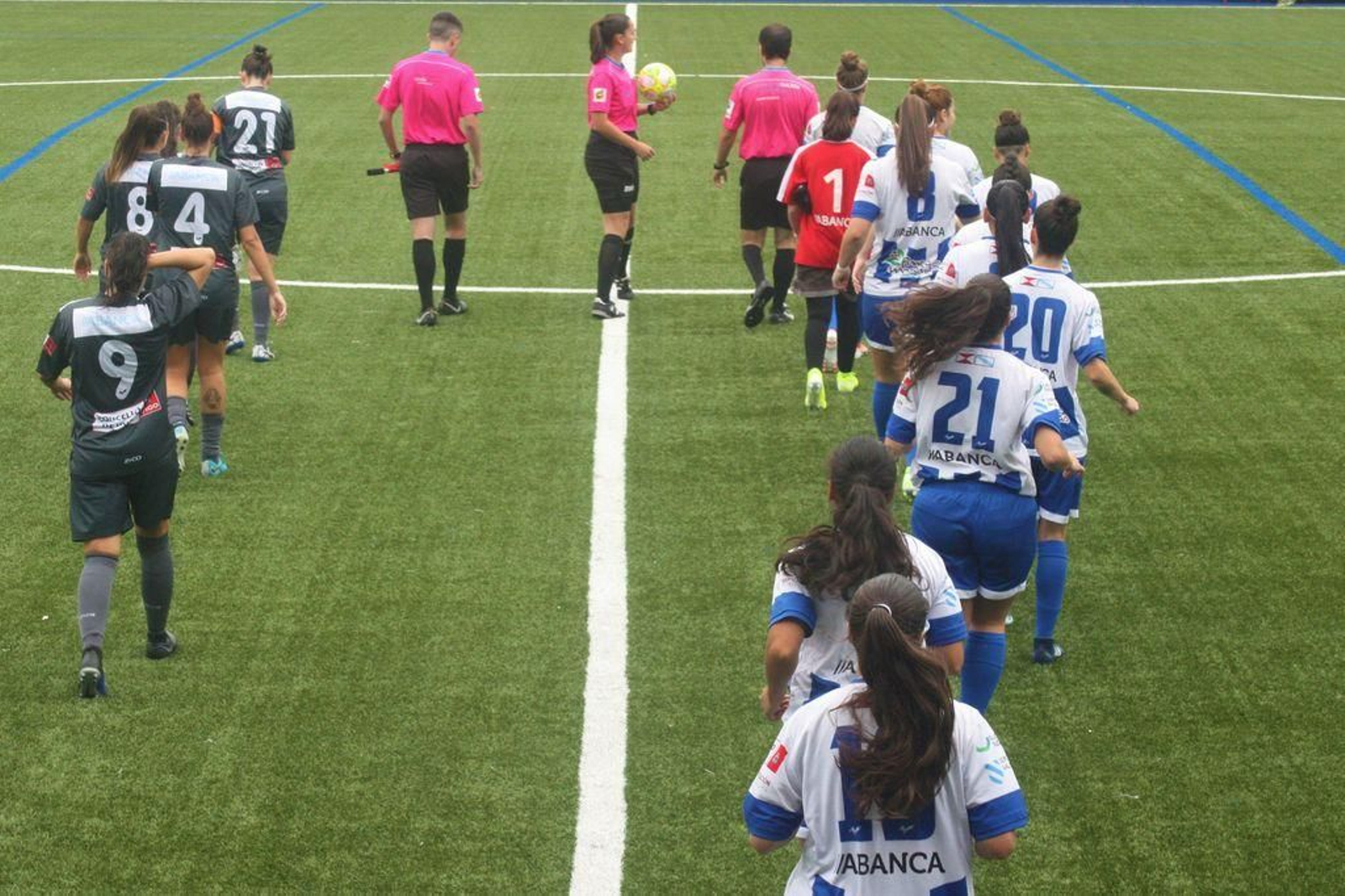 Las jugadoras del Valladares saltan al verde de A Gándara.