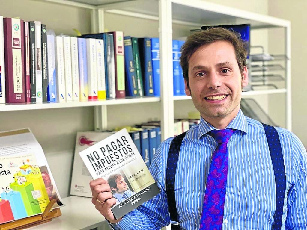 Álvaro Sáez, posando con su libro