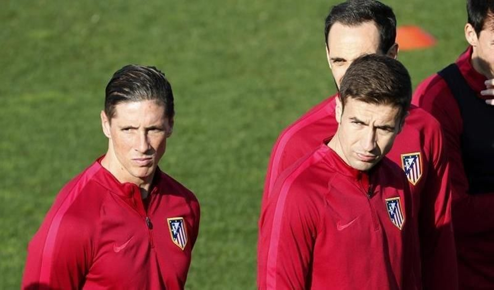 Los jugadores del Atlético de Madrid, Fernando Torres (i) y Gabi Fernández durante el entrenamiento