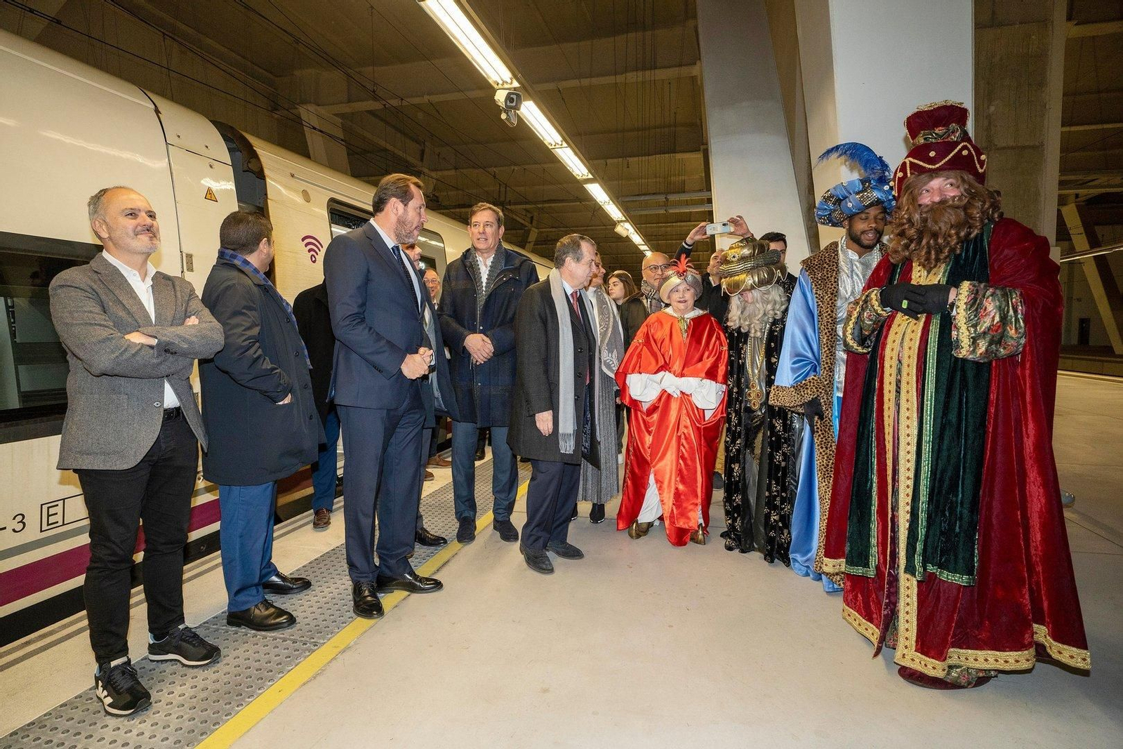 Óscar Puente a su llegada a Vigo en el tren Avril. // J.V. Landín