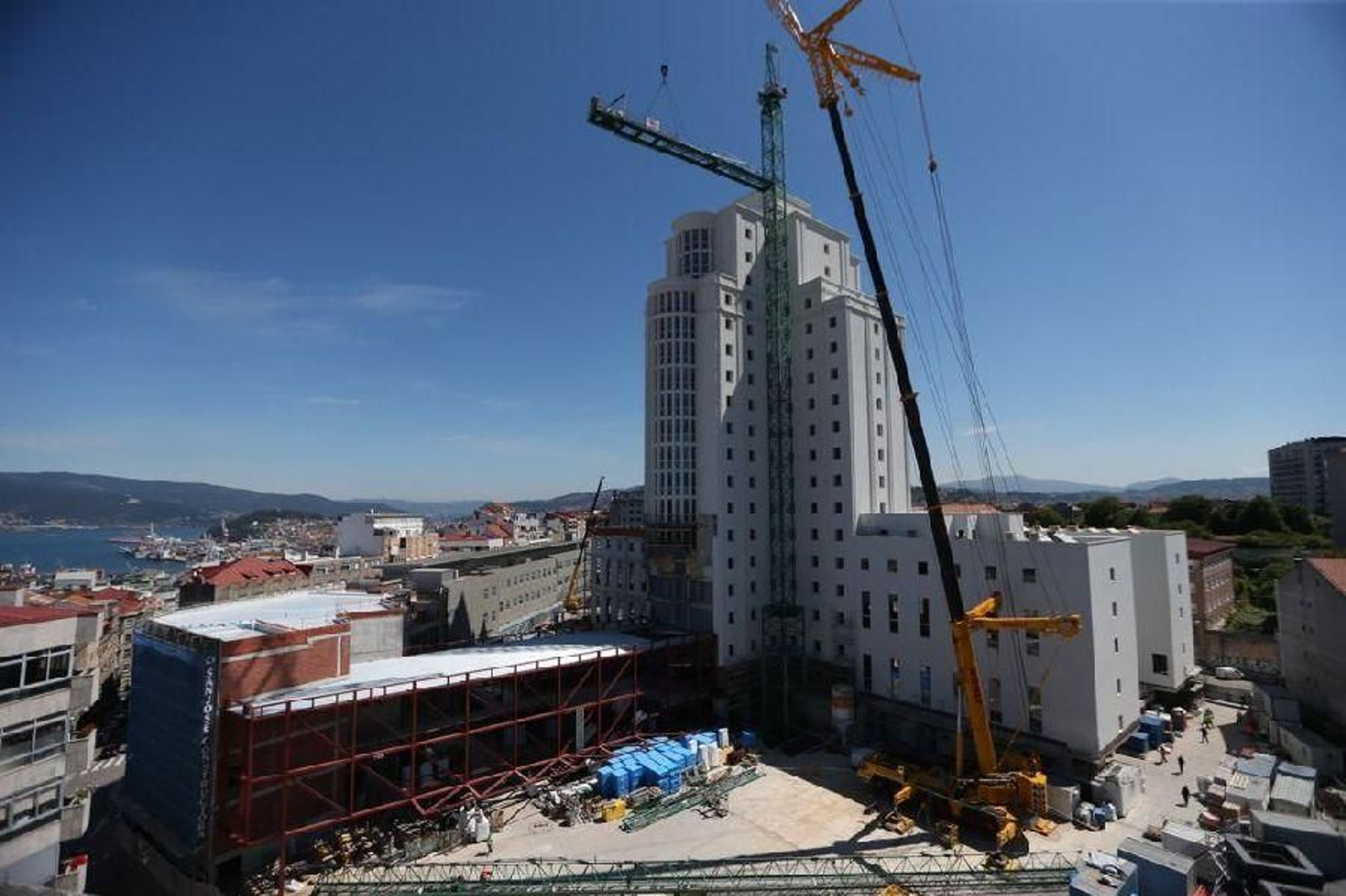 Desmontan la grúa de la Ciudad de la Justicia de Vigo _ Alberte 13