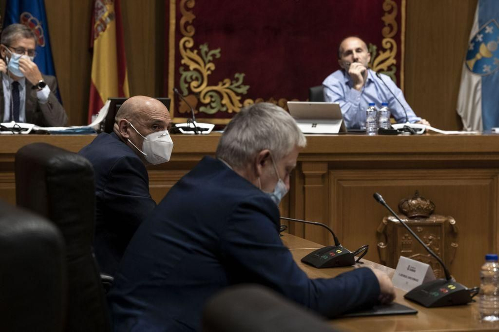 Jácome y Ojea miran a Caride, en el primer pleno tras la ruptura del gobierno local.