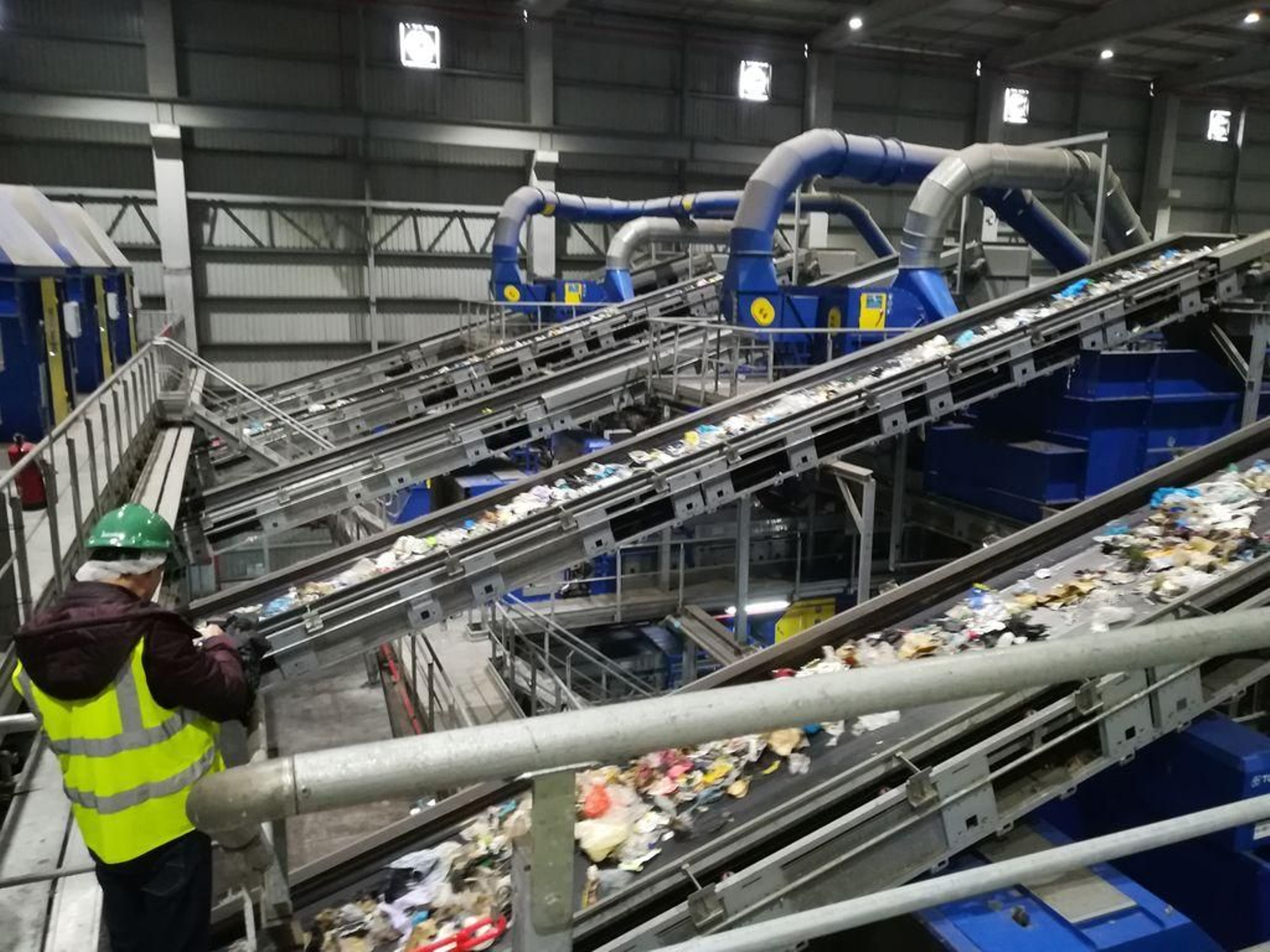 La planta de Sogama, en uno de sus procesos de selección de basura, para reciclar, recuperar o para valoración energética.