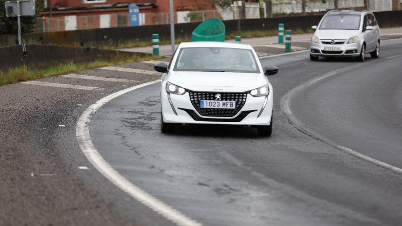 El tramo de descenso desde Puxeiros hacia Porriño, pasando por Mos, se encuentra especialmente en mal estado, lo que hace más peligrosa la conducción por la autovía.