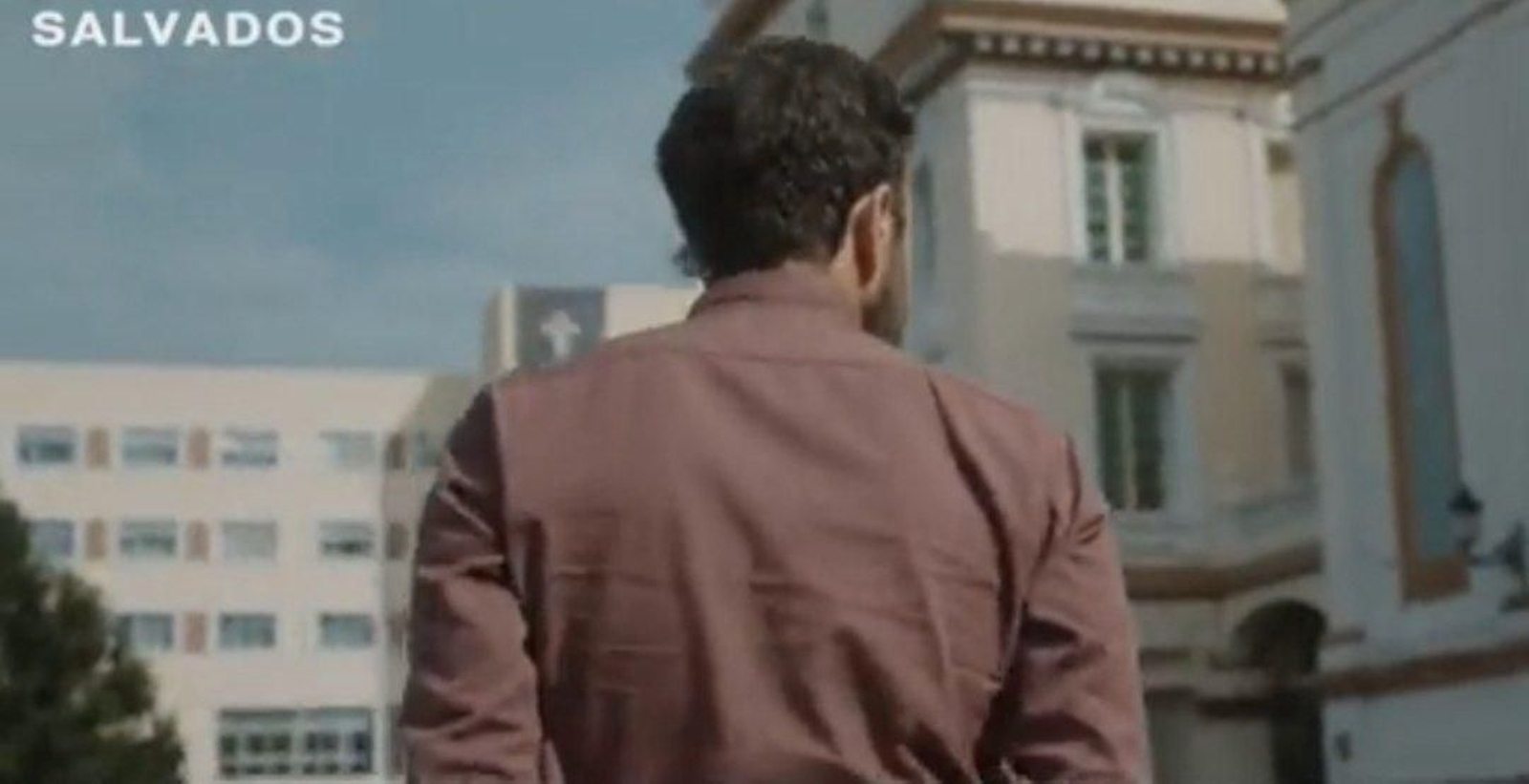 Gonzo acercándose al colegio de los Jesuitas en Vigo. // X (@SalvadosTV)