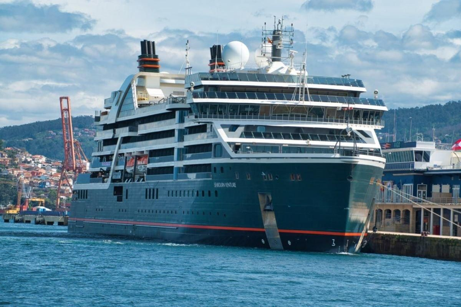 El “Seabourn Venture”, en Vigo. Tiene incluso dos submarinos.