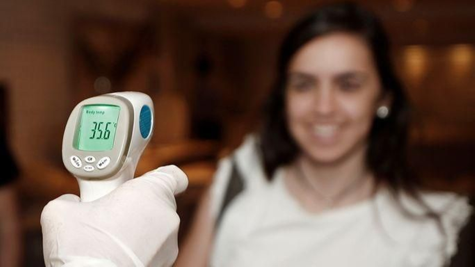 Toma de temperatura a una joven en Pamplona.