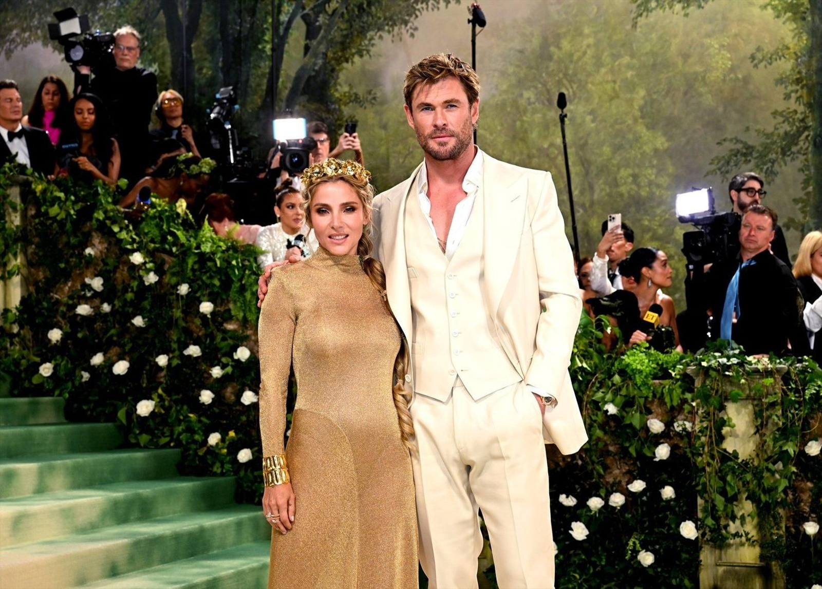 Elsa Pataky. Ejerciendo de consorte del protagonista de Thor y convertidos en la gran pareja de la noche, la actriz española ha arrasado en su debut en la Met Gala. Y no solo por su derroche de amor con Chris Hemsworth -guapísimo con un traje color crudo de Tom Ford con la camisa desabrochada- sino por su espectacular look con el que parecía la reina de las hadas. Un ajustado vestido dorado semitransparente confeccionado en tela de malla que dejaba a la vista un body al tono. Un diseño largo de manga larga y cuello redondo que ha completado con corona y sandalias de taconazo también en dorado, recogiendo su melena en una trenza lateral con la que ha puesto la guinda a su estilismo de fantasía.