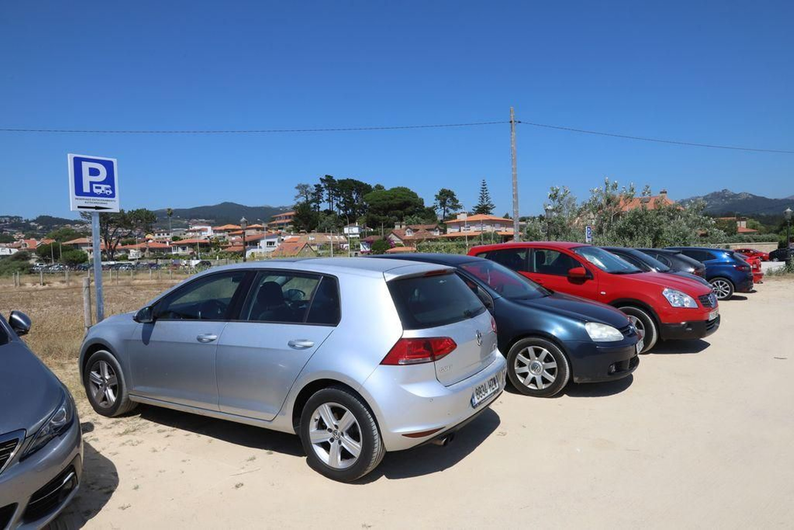 Los coches estacionados en la zona reservada en Playa América, que se repitió también en Patos.