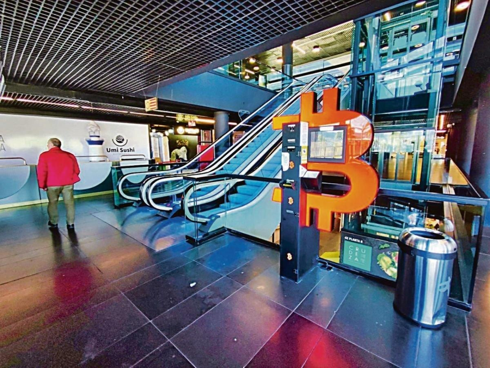 El nuevo cajero de criptomonedas situado en el interior del Centro Comercial de A Laxe.