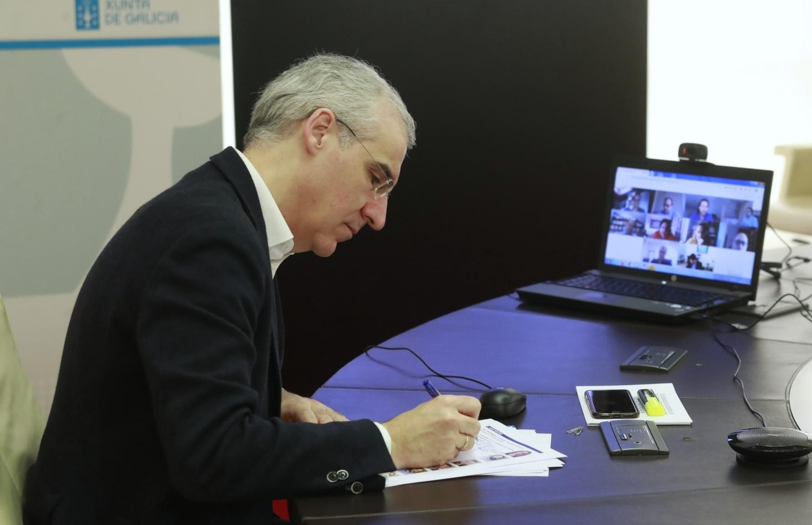 Francisco Conde toma notas durante el encuentro telemático.