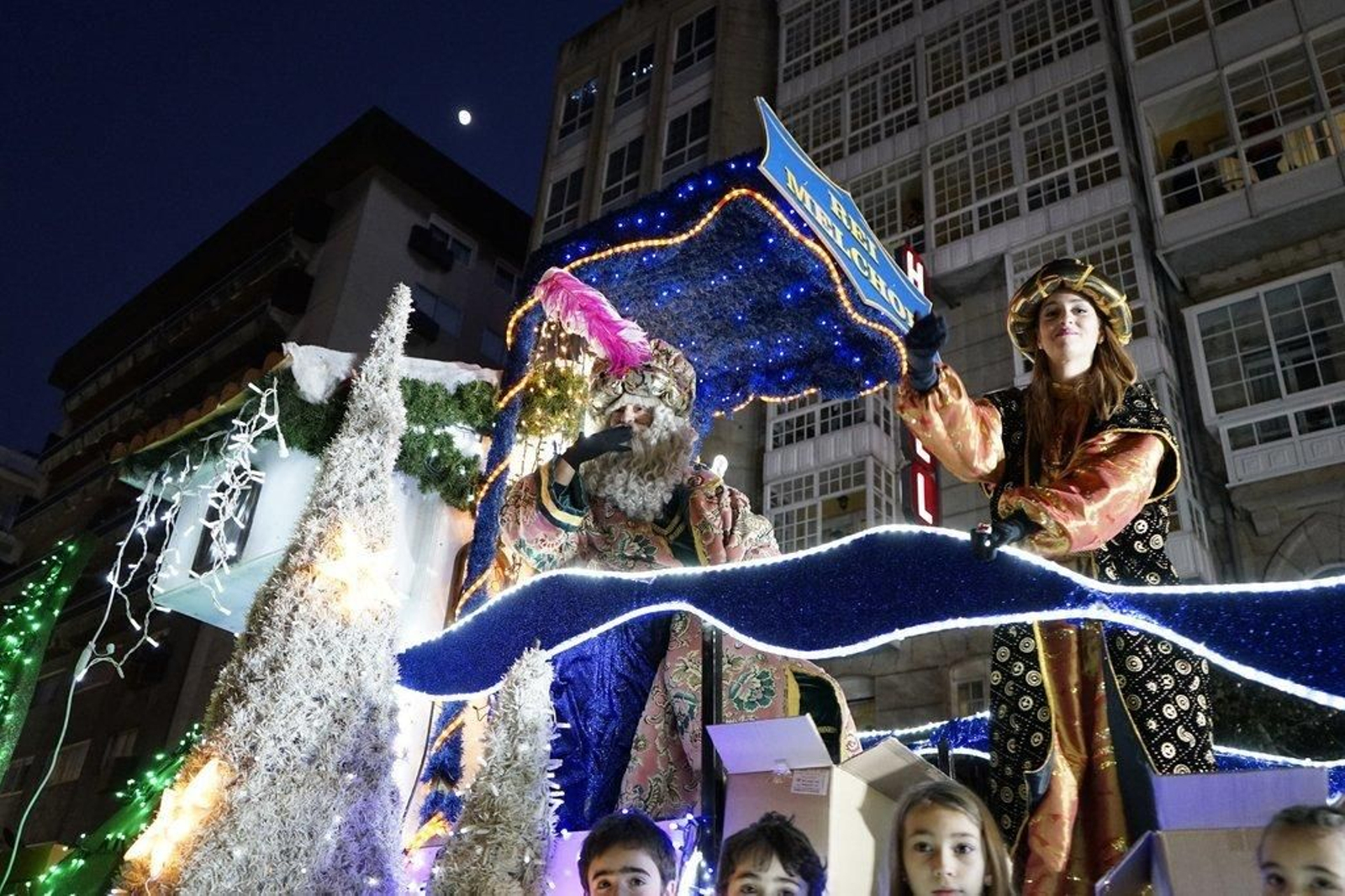 Melchor, Gaspar y Baltasar recibieron la calurosa acogida de los niños vigueses en una Cabalgata histórica. En la imagen, Melchor junto a su paje en la carroza inspirada en “Los Tres Cerditos” durante el recorrido.