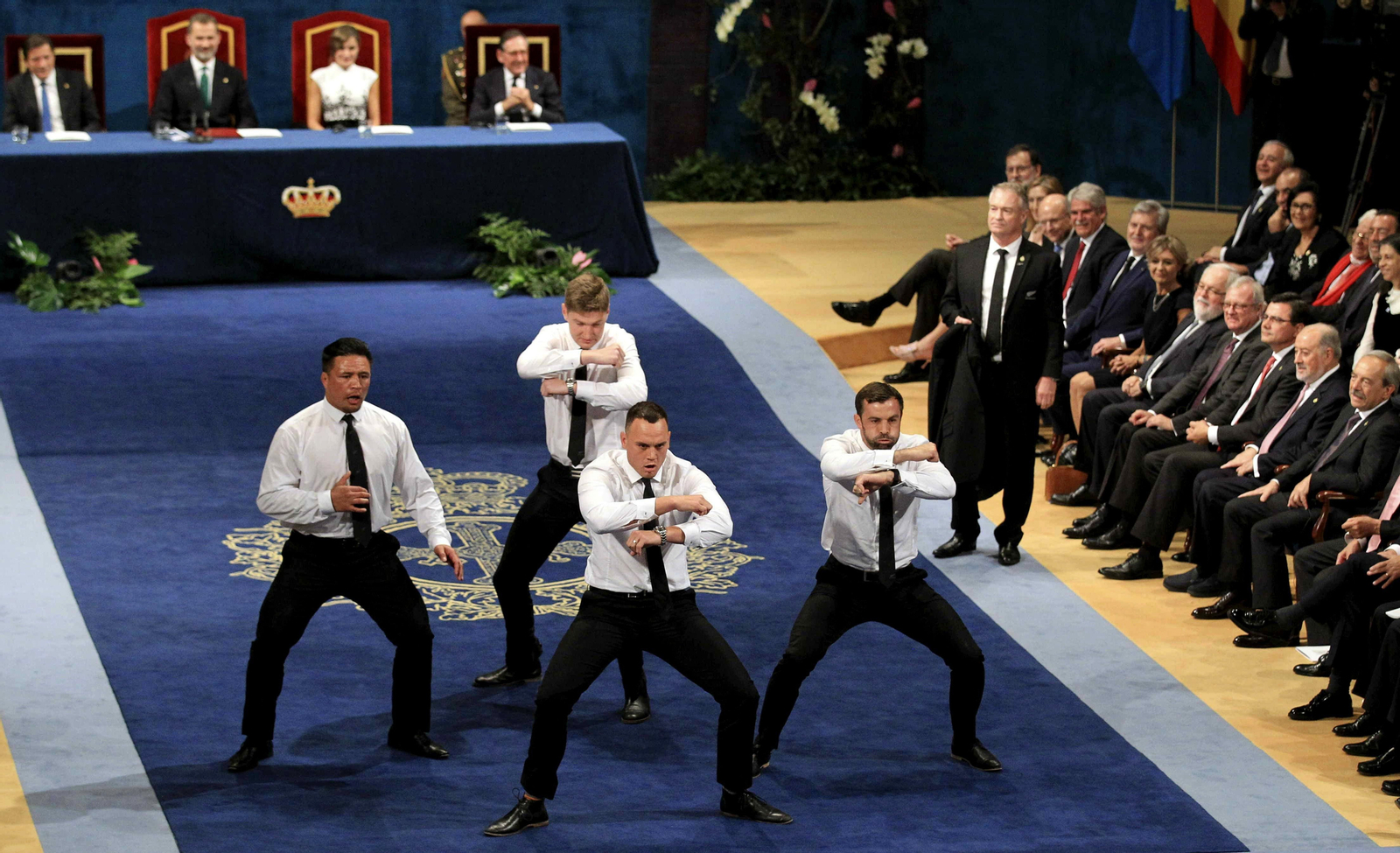 Cuatro jugadores de la selección de rugby de Nueva Zelanda realizan la "haka".